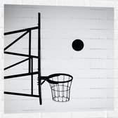 Muursticker - Bal Vallend in Basket (Zwart-wit) - 80x80 cm Foto op Muursticker