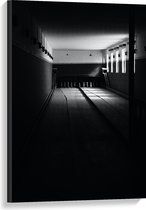 Canvas - Bowlingbaan in het Donker (Zwart-wit) - 60x90 cm Foto op Canvas Schilderij (Wanddecoratie op Canvas)