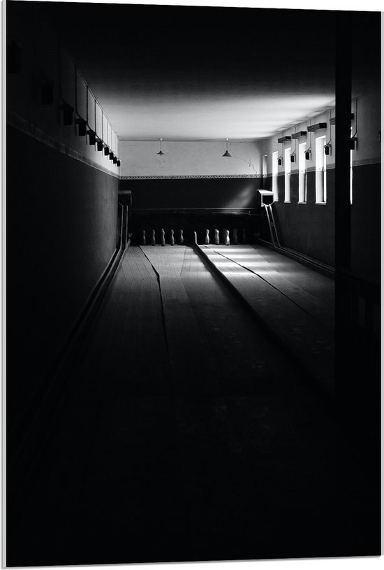 Acrylglas - Bowlingbaan in het Donker (Zwart-wit) - 60x90 cm Foto op Acrylglas (Met Ophangsysteem)