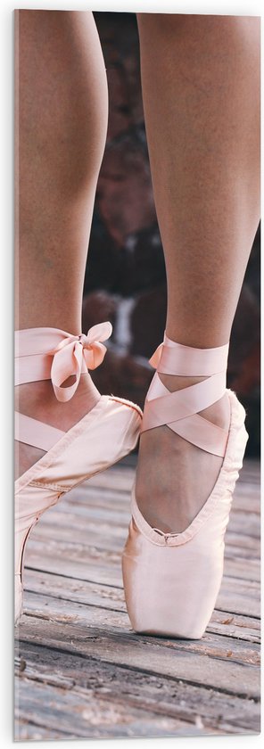 Acrylglas - Ballerina met Spitzen op Houten Vlonder - 30x90 cm Foto op Acrylglas (Met Ophangsysteem)