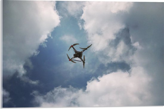 Acrylglas - Onderaanzicht van Drone Vliegend onder Sluierbewolking - 60x40 cm Foto op Acrylglas (Wanddecoratie op Acrylaat)
