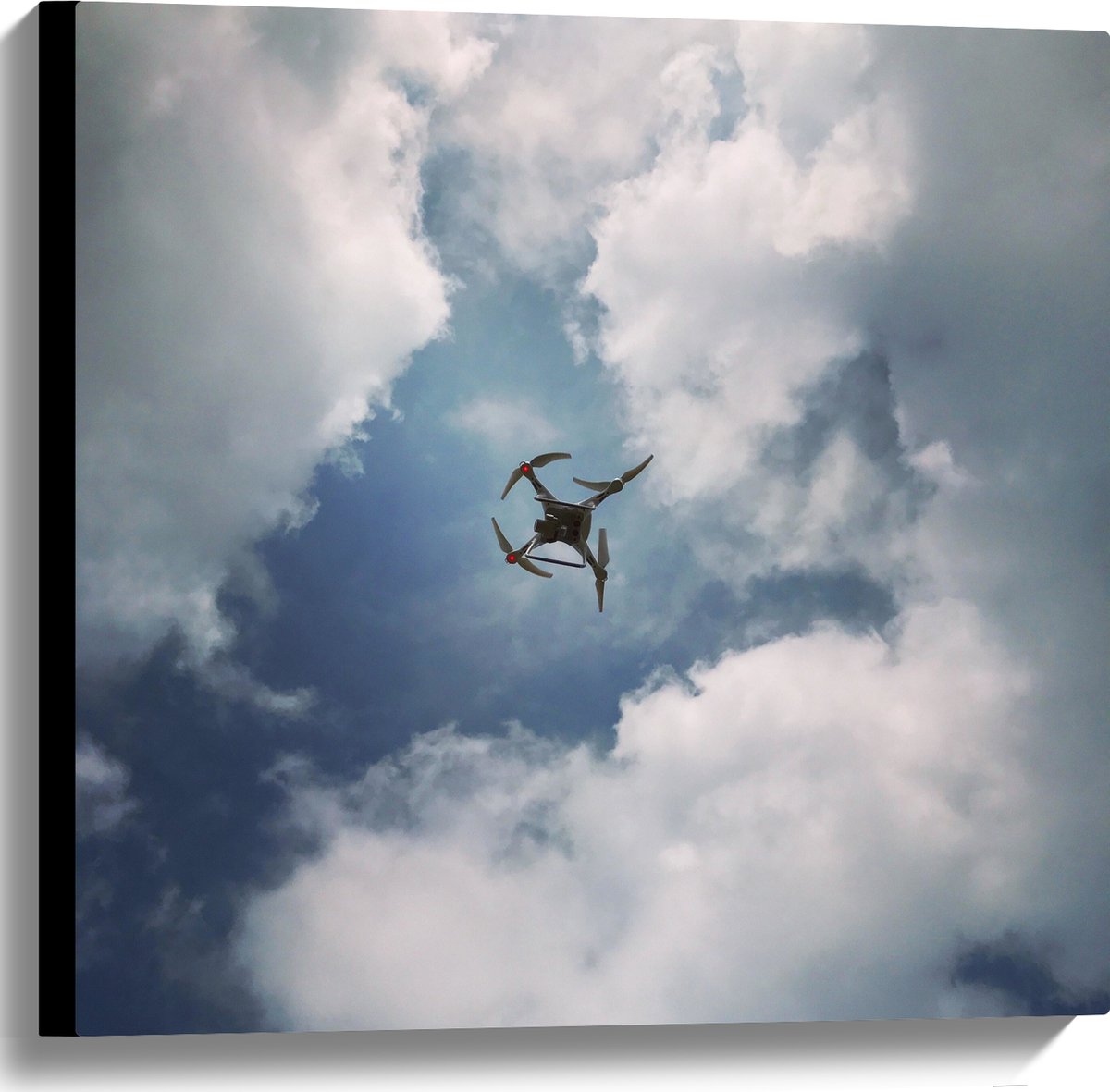Canvas - Onderaanzicht van Drone Vliegend onder Sluierbewolking - 60x60 cm Foto op Canvas Schilderij (Wanddecoratie op Canvas)