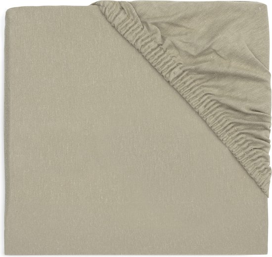 Drap-housse en jersey beige, avec un bord élastique visible.