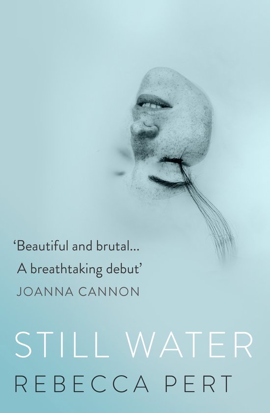 Boekomslag 'Still Water' van Rebecca Pert: gezicht net onder het wateroppervlak met de tekst 'Beautiful and brutal'.