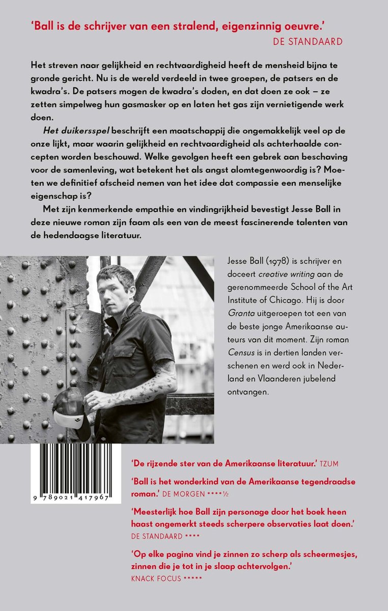 Jesse Ball (1978) is schrijver. Mannenportret met zwarte jas en pet, die een gasmasker vasthoudt. 'Ball is de schrijver van een stralend, eigenzinnig oeuvre.'
