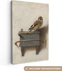 Canvas "Het Puttertje" van Carel Fabritius (1654). Het schilderij toont een puttertje op een grijze structuur. Inclusief ophangsysteem.