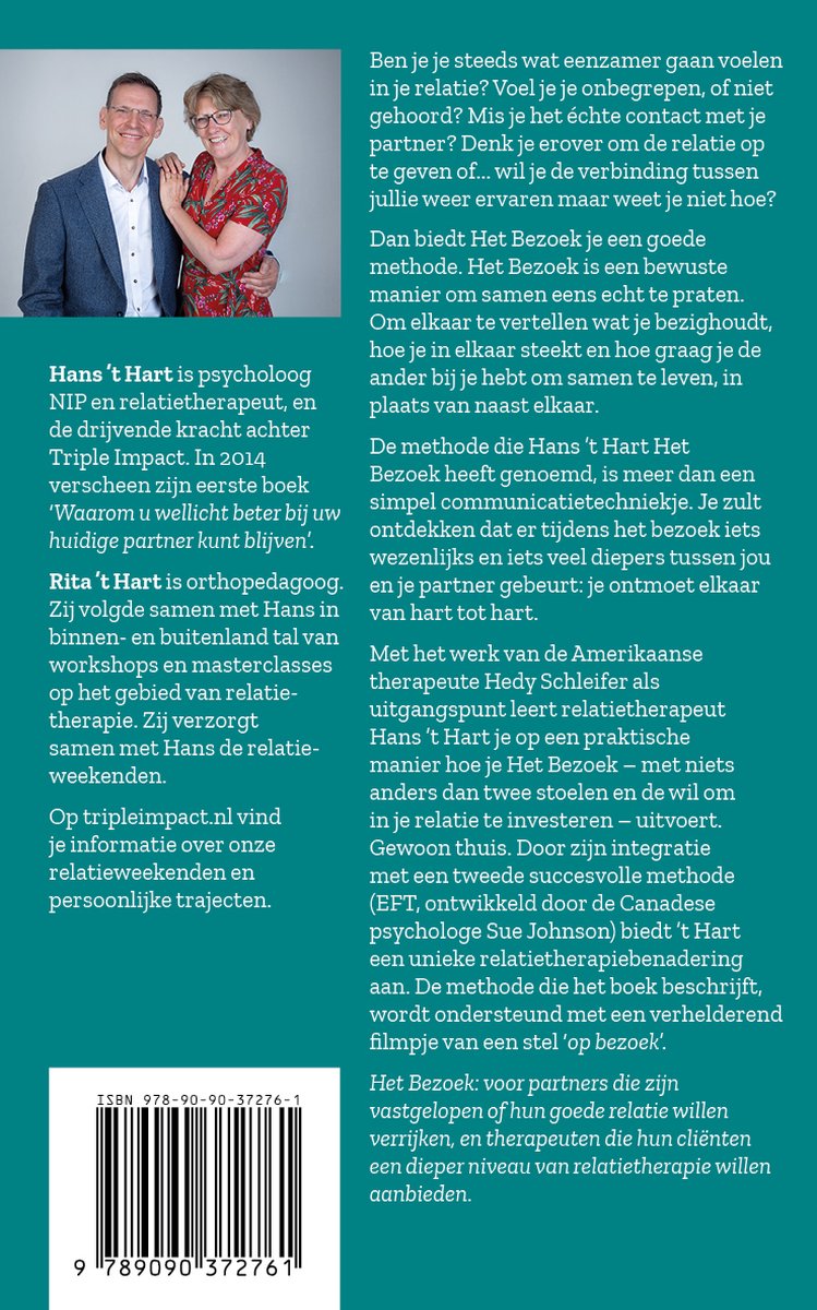 Man en vrouw glimlachen naar de camera. Vrouw heeft hand op arm van man. Foto bij boek.