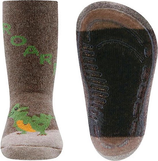 Bruine antislipsok met groene dinosaurus en "ROAR" print. De zool heeft een antislip patroon.