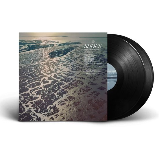 Dubbel LP-album 'Shore' van Fleet Foxes, met de hoes afgebeeld naast de zwarte platen.