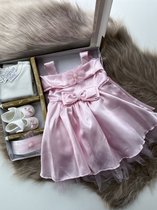 luxe feestjurk-Baby jurk-doopjurk -dooppakje-onderhemd-haarband-schoentjes- pasgeboren-new born-geschenkset -geschenkdoos-kraamcadeau-fotoshoot newborn-doopsel-4 delige set-roze kleur-strikje-maat 56/62 (0 tem 4 maanden)