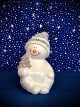 Sneeuwman keramiek Frosty 2 ass kerstboom 15 cm hoog - keramiek - decoratiefiguur - interieur en tuin - geschikt voor binnen en buiten - cadeau - geschenk - kerstcollectie - kerstman - kerstdecoratie - kerstfiguur