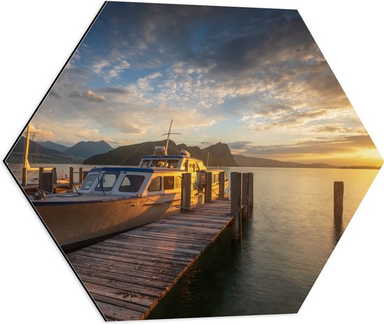 Dibond Hexagon - Meer - Boot - Water - Zonsondergang - Bergen - 60x52.2 cm Foto op Hexagon (Met Ophangsysteem)