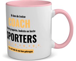 Akyol - ik ben de trotste coach van de grappigste, leukste en beste sporters, en ja dit heb ik van hun gekregen koffiemok - theemok roze - Coach - de trotste coach - sport - verjaardagscadeau - verjaardag - cadeau - 350 ML inhoud