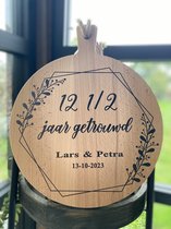 Creaties van Hier - serveerplank - 12 1/2 jaar getrouwd - 12,5 jaar getrouwd - 40 cm - gepersonaliseerd cadeau - hout