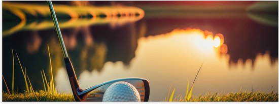 Poster (Mat) - Golf - Golfbal - Golfclub - Zonsondergang - Gras - Water - 150x50 cm Foto op Posterpapier met een Matte look