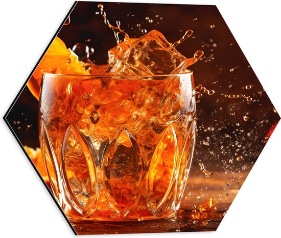 Dibond Hexagon - Glas - Drinken - Ijs - Fruit - Sinaasappel - Spetters - Druppels - 40x34.8 cm Foto op Hexagon (Met Ophangsysteem)