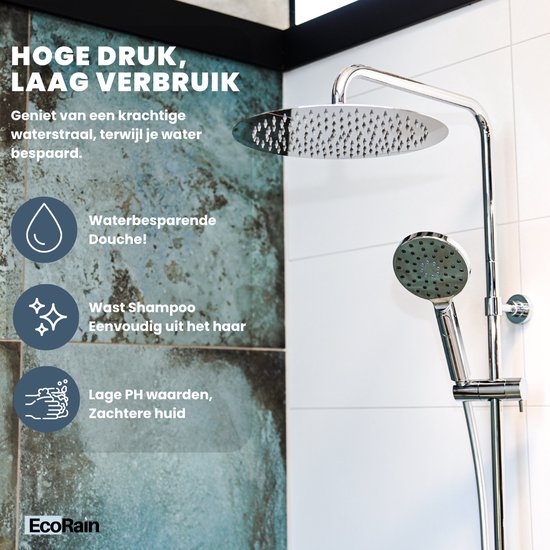 Chroom douchesysteem met ronde douchekop. Text: hoge druk, laag verbruik, waterbesparende douche, wast shampoo uit haar, zachte huid.