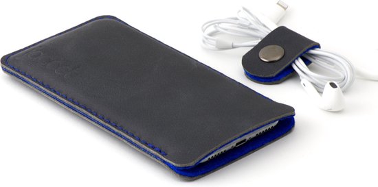 JACCET lederen iPhone 15 sleeve - antraciet/zwart leer met blauw wolvilt - Handgemaakt in Nederland