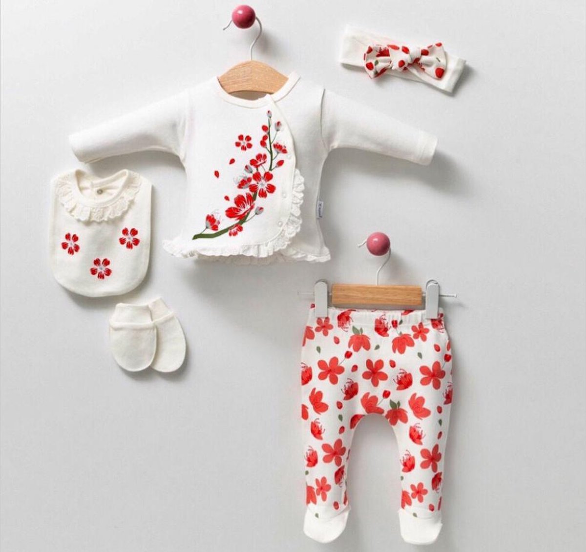 Goedkoopste luxe kraamcadeau-geschenkenset- newborn - 5 delige babyset - baby pyjama meisje- babyshower - witte kleur-bloemetjes motief-gevoelige huid-anti-allergie- 100 katoen-100 naturel-nikkelvrij-0 tem 3 maanden- maat 56cm/62cm