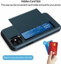 Donkerblauwe telefoonhoes met een verborgen kaartsleuf waar twee creditcards in passen. Een creditcard is gedeeltelijk uit de sleuf geschoven.