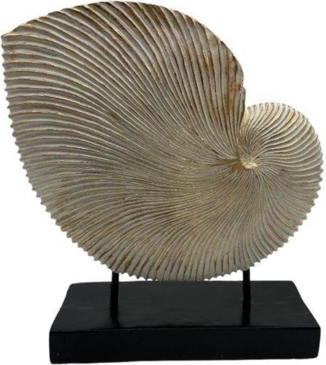 Gouden schelp op een zwarte voet. MODERN DESIGN