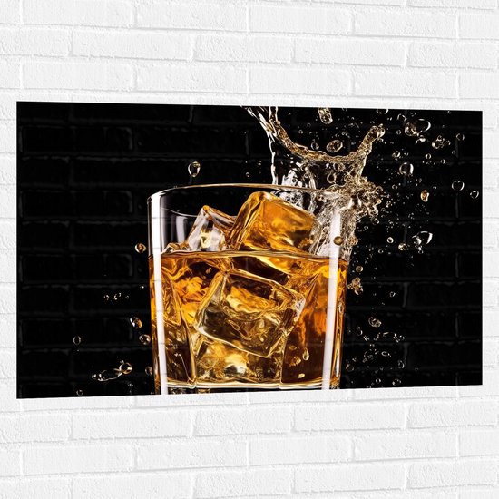 Muursticker - IJsklontjes Vallend in Glas Drinken op Zwarte Achtergrond - 105x70 cm Foto op Muursticker