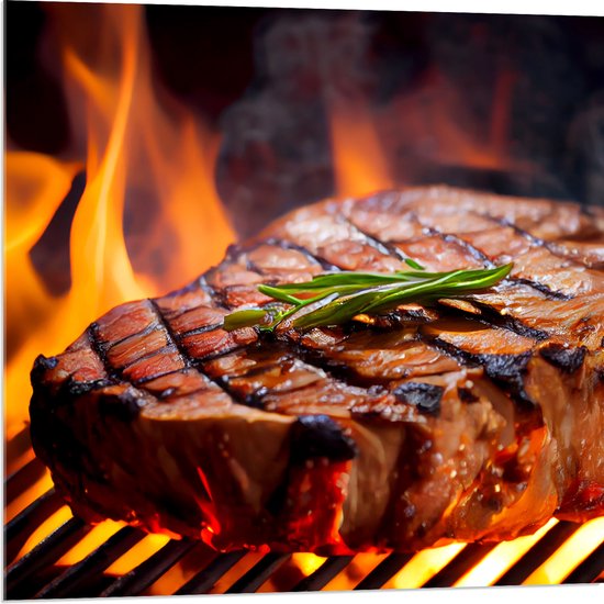 Acrylglas - Brandende Steak op Barbecue - 80x80 cm Foto op Acrylglas (Met Ophangsysteem)