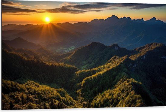 Dibond - Feloranje Zonsondergang achter de Bergen - 105x70 cm Foto op Aluminium (Wanddecoratie van metaal)