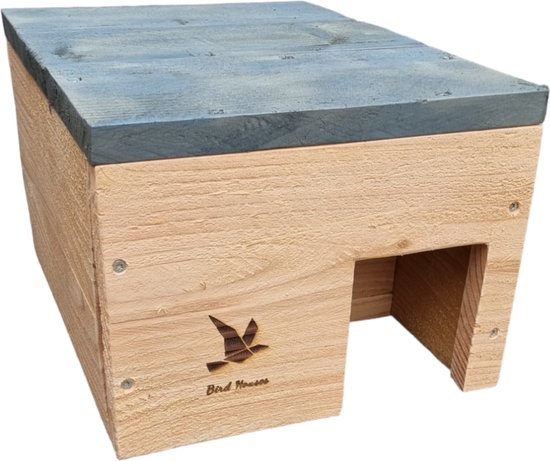 Une maisonnette pour hérissons en bois avec un toit gris foncé, vue de côté. Le logo 'Bird Houses' et un oiseau sont sur le devant.