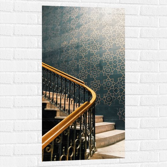 Muursticker - Witte Trap met Gouden Details bij Blauwe Muur - 50x100 cm Foto op Muursticker