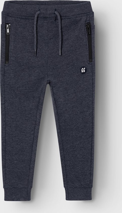 Donkerblauwe joggingbroek met trekkoord, ritszakken en witte tekstlogo links.