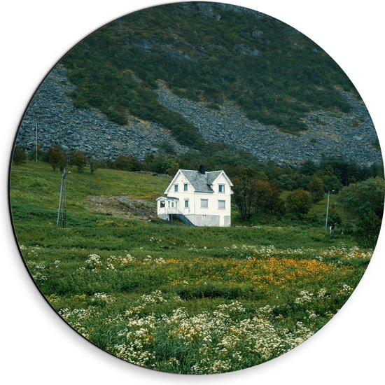 Dibond Muurcirkel - Witte Eenzame Villa in het Dal van de Bergen - 30x30 cm Foto op Aluminium Muurcirkel (met ophangsysteem)