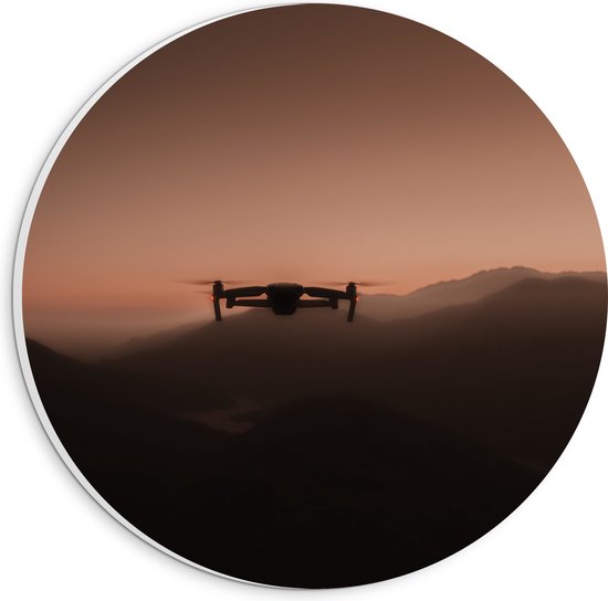 PVC Schuimplaat Muurcirkel - Silhouet van Drone Vliegend door de Bergen - 20x20 cm Foto op Muurcirkel (met ophangsysteem)