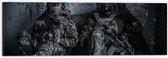 Dibond - Twee Rustende Soldaten - 60x20 cm Foto op Aluminium (Wanddecoratie van metaal)