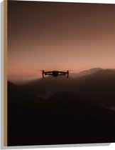 Hout - Silhouet van Drone Vliegend door de Bergen - 60x80 cm - 9 mm dik - Foto op Hout (Met Ophangsysteem)