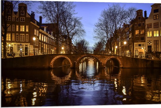 Foto: Dibond verlicht bruggetje over amsterdamse grachten 90x60 cm foto op aluminium wanddecoratie van metaal 