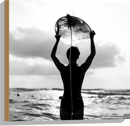 Hout - Achteraanzicht van Persoon met Surfplank boven het Hoofd (Zwart-wit) - 50x50 cm - 9 mm dik - Foto op Hout (Met Ophangsysteem)