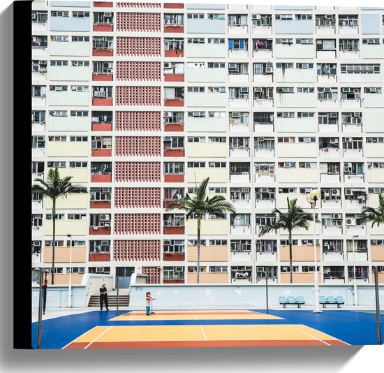 Canvas - Sportveld met Palmbomen bij Witte Flat - 40x40 cm Foto op Canvas Schilderij (Wanddecoratie op Canvas)