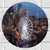 Muursticker Cirkel - Verlicht Reuzenrad Midden in de Stad - 30x30 cm Foto op Muursticker