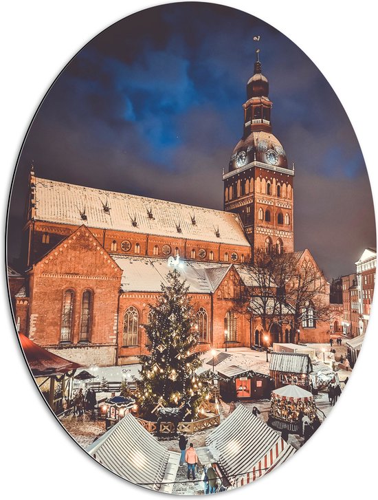 Dibond Ovaal - Gebouw - Kerk - Kraampjes - Markt - Mensen - Kerstboom - Sneeuw - 60x80 cm Foto op Ovaal (Met Ophangsysteem)