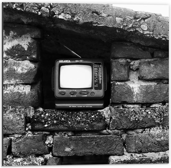 Dibond - Ouderwetse Televisie in de Muur (Zwart-wit) - 50x50 cm Foto op Aluminium (Wanddecoratie van metaal)