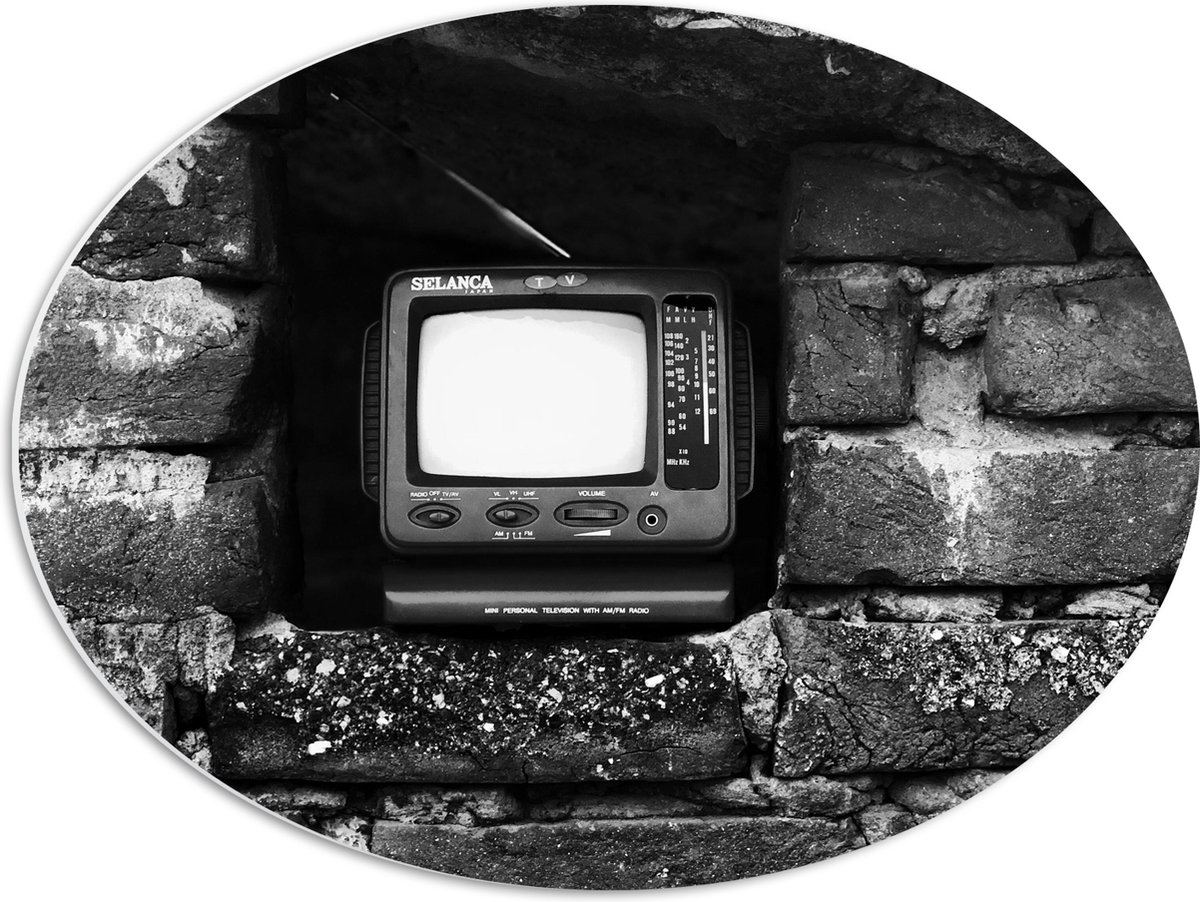 PVC Schuimplaat Ovaal - Ouderwetse Televisie in de Muur (Zwart-wit) - 56x42 cm Foto op Ovaal (Met Ophangsysteem)