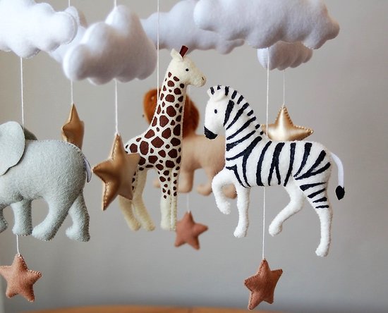 Mobile bébé en bois avec éléphant gris, lion, girafe, zèbre, nuages blancs et étoiles brunes.