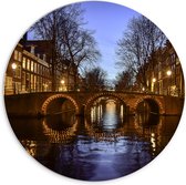 PVC Schuimplaat Muurcirkel - Verlicht Bruggetje over Amsterdamse Grachten - 70x70 cm Foto op Muurcirkel (met ophangsysteem)