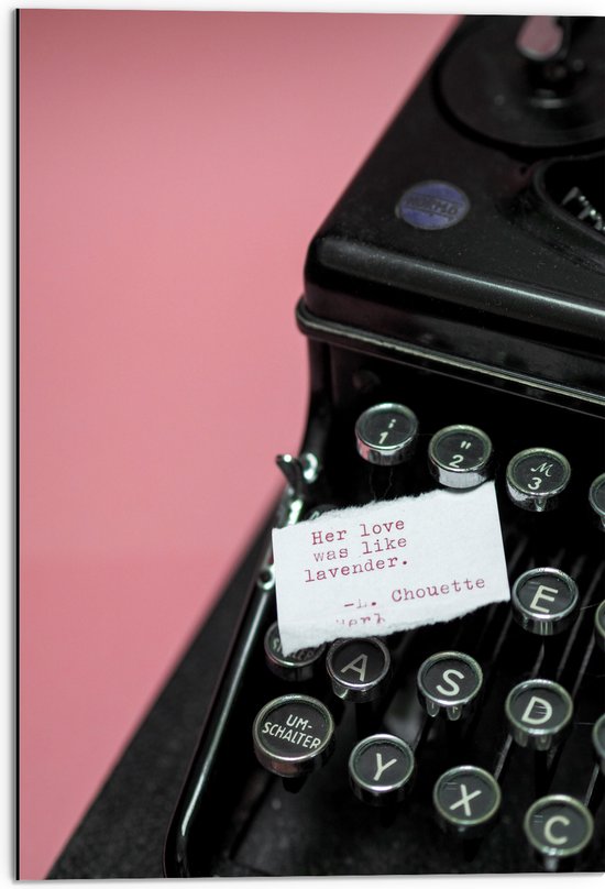 Dibond - Quote op Wit Papier Liggend op Zwarte Vintage Typemachine op Roze Achtergrond - 50x75 cm Foto op Aluminium (Met Ophangsysteem)