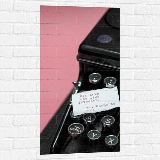 Muursticker - Quote op Wit Papier Liggend op Zwarte Vintage Typemachine op Roze Achtergrond - 50x100 cm Foto op Muursticker
