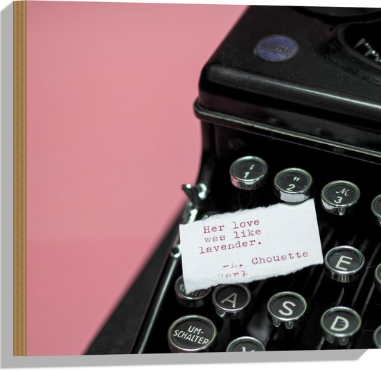 Hout - Quote op Wit Papier Liggend op Zwarte Vintage Typemachine op Roze Achtergrond - 50x50 cm - 9 mm dik - Foto op Hout (Met Ophangsysteem)