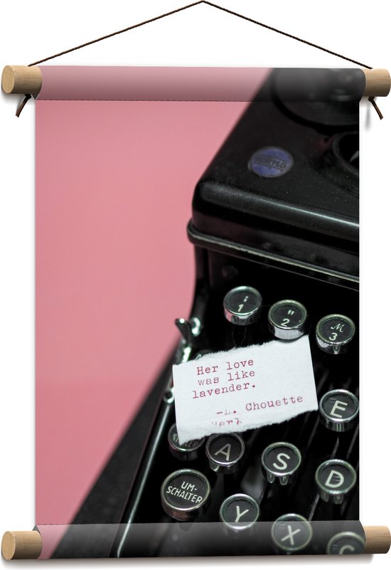 Textielposter - Quote op Wit Papier Liggend op Zwarte Vintage Typemachine op Roze Achtergrond - 30x40 cm Foto op Textiel