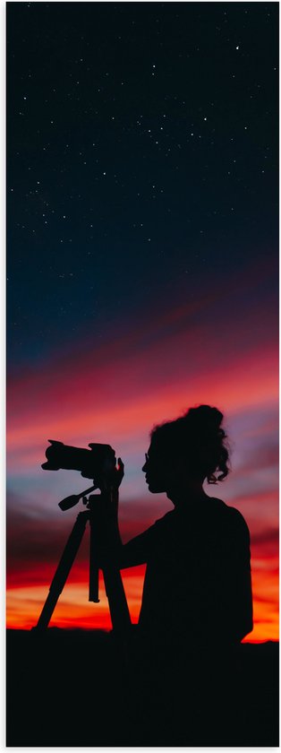 Poster Glanzend – Silhouet van Vrouw achter Camera bij Zonsondergang - 20x60 cm Foto op Posterpapier met Glanzende Afwerking