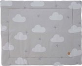 Tapis de parc Petite Amélie ® 77x97 cm (LxL) - Gris clair avec des nuages - Matelas de parc en Katoen tricoté - Peut également être utilisé comme tapis de jeu - Passe en machine à laver avec le label de qualité Oeko-Tex